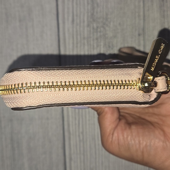 Michael Kors Pebbled Leather Smartphone Wristlet Light Pink/Gold - Picture 5 of 12